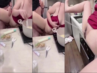 Nhờ em quay phim chơi lúc đang nấu ăn mà sướng quá đái luôn